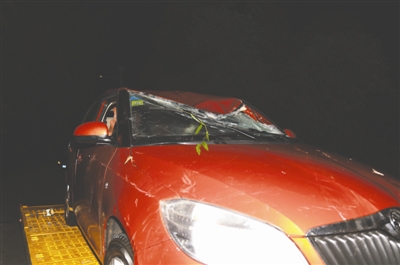 自贡一满载5人汽车坠河 丈夫小动作救了全车人(图2) 自贡一满载5人汽车坠河 丈夫小动作救了全车人(图2)