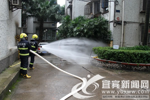 宜宾一小区天然气泄漏&nbsp;消防紧急疏散45名居民(图1)