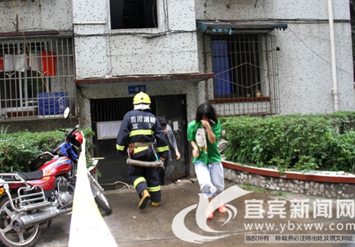 宜宾一小区天然气泄漏&nbsp;消防紧急疏散45名居民(图2)