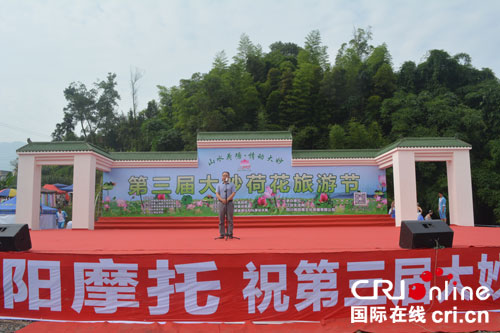 宜宾江安:千亩荷花竞相开 万人齐寻"荷仙子"(图1) 宜宾江安:千亩荷花竞相开 万人齐寻"荷仙子"(图1)