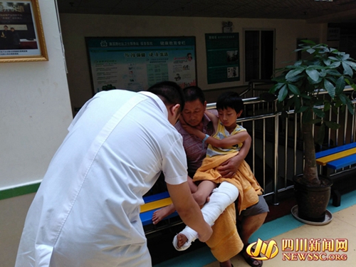 泸州9岁留守儿童摔伤 转入爱心医院免费治疗(图2) 泸州9岁留守儿童摔伤 转入爱心医院免费治疗(图2)