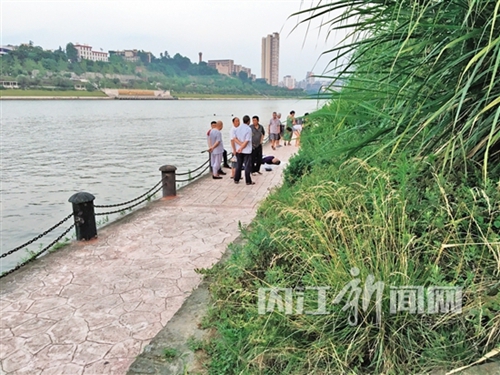 内江:六旬老汉河中游泳 疑似突然发病身亡(图1) 内江:六旬老汉河中游泳 疑似突然发病身亡(图1)