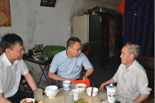 江阳区副区长吕先“七一”&nbsp;慰问社区困难党员(图1)