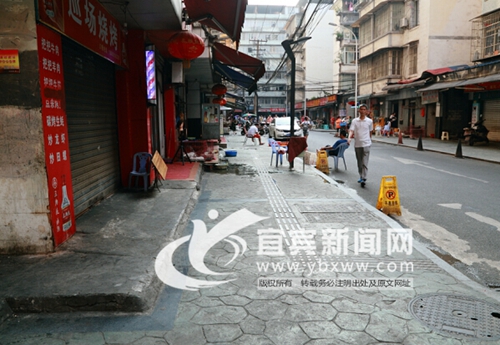 宜宾男吃李子被卡晕&nbsp;两护士当街跪地救人(图2)