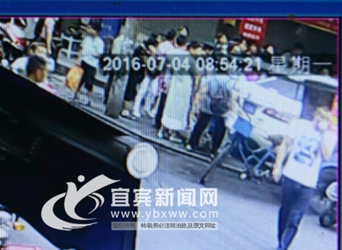 宜宾男吃李子被卡晕&nbsp;两护士当街跪地救人(图3)