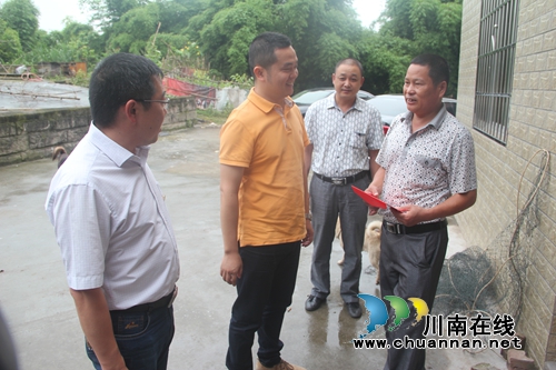 泸县县长助理李晓白到喻寺镇走访慰问困难党员(图1) 泸县县长助理李晓白到喻寺镇走访慰问困难党员(图1)