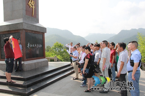 合江九支中学:寻英烈踪迹践行“两学一做”(图1) 合江九支中学:寻英烈踪迹践行“两学一做”(图1)