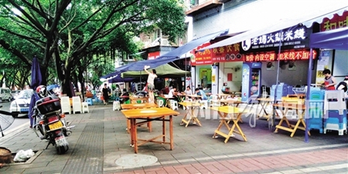 内江：“霸道”餐桌和行人“抢路”(图1)