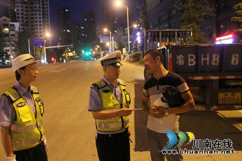 泸州交警一大队整治城区夜间道路车辆乱停乱放(图1)
