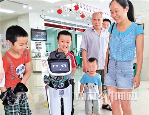 首个智能机器人亮相内江银行业(图1) 首个智能机器人亮相内江银行业(图1)