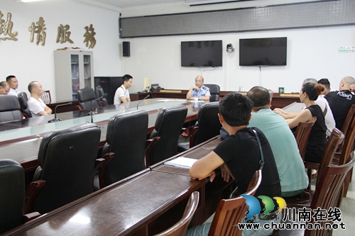 古蔺县交警大队三轮车驾驶人开展交通安全教育培训(图1)