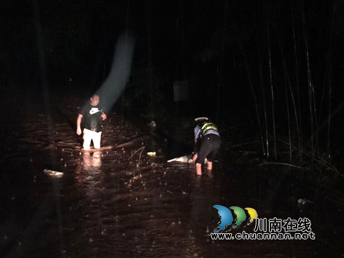 宜宾县突降暴雨 交警连夜出击全力排险保畅(图1) 宜宾县突降暴雨 交警连夜出击全力排险保畅(图1)