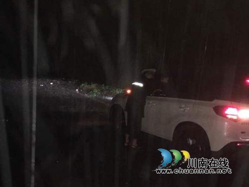 宜宾县突降暴雨 交警连夜出击全力排险保畅(图2) 宜宾县突降暴雨 交警连夜出击全力排险保畅(图2)