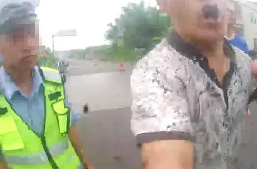 交通违法被查&nbsp;泸县男妨碍警察执法被拘10天(图1)