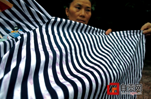 自贡市民遇“水货”：近千元买的裙子遇水变色(图1)