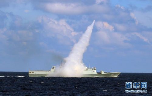中国海军南海军演为战役级规模 泸州舰参演(图1) 7月8日,护卫舰发射导弹。新华社记者 查春明 摄