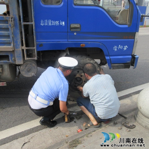 货车爆胎霸占两车道&nbsp;泸州巡警客串“修理工”(图1)