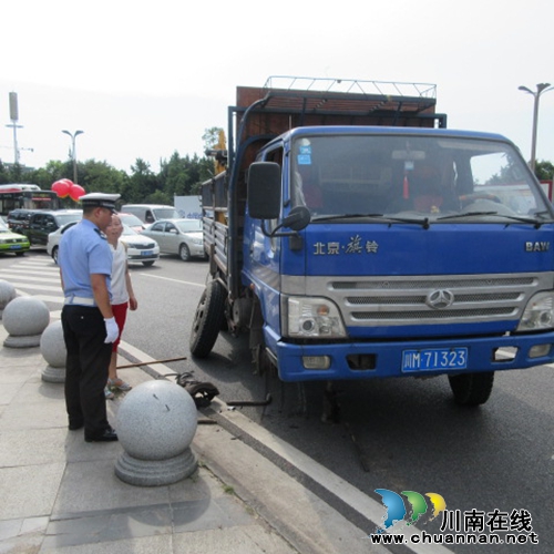 货车爆胎霸占两车道&nbsp;泸州巡警客串“修理工”(图2)