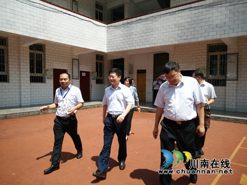 国家卫计委领导莅临叙永水尾小学检查指导(图2) 国家卫计委领导莅临叙永水尾小学检查指导(图2)