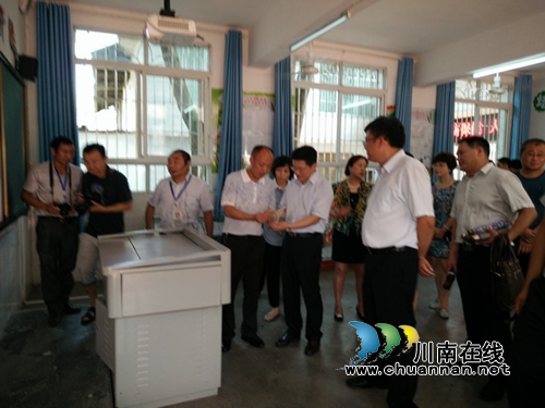 国家卫计委领导莅临叙永水尾小学检查指导(图4) 国家卫计委领导莅临叙永水尾小学检查指导(图4)