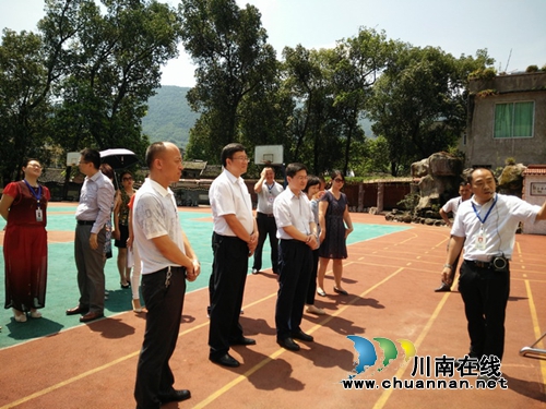 国家卫计委领导莅临叙永水尾小学检查指导(图1) 国家卫计委领导莅临叙永水尾小学检查指导(图1)