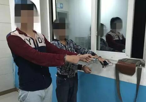 泸州古蔺医院现“幽灵” 警方化身钟馗“捉鬼”(图1) 泸州古蔺医院现“幽灵” 警方化身钟馗“捉鬼”(图1)