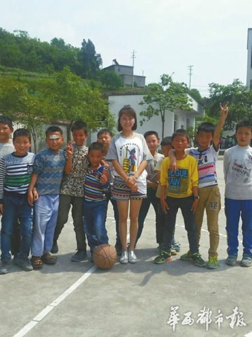 电视台主持人栖身村小 泸州女变身“班妈妈”(图1) 电视台主持人栖身村小 泸州女变身“班妈妈”(图1)