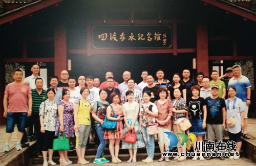 纳溪区人医:重走长征路承诺做“圣洁天使”(图2) 纳溪区人医:重走长征路承诺做“圣洁天使”(图2)