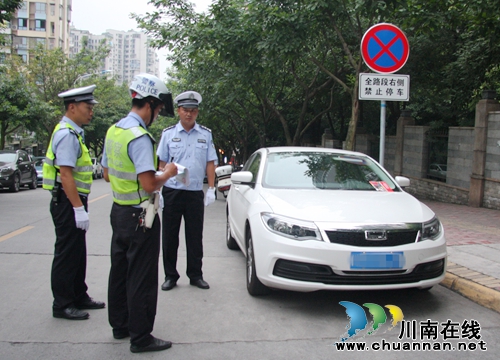 泸州市交警支队“高压”整治夜间车辆乱停放(图1) 泸州市交警支队“高压”整治夜间车辆乱停放(图1)