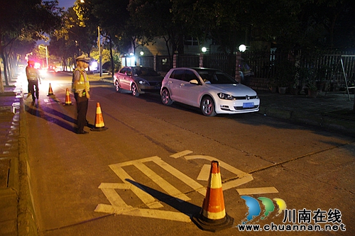 泸州市交警支队“高压”整治夜间车辆乱停放(图5) 泸州市交警支队“高压”整治夜间车辆乱停放(图5)