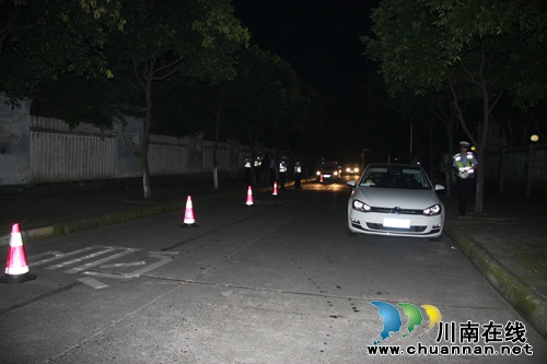 泸州市交警支队“高压”整治夜间车辆乱停放(图6) 泸州市交警支队“高压”整治夜间车辆乱停放(图6)