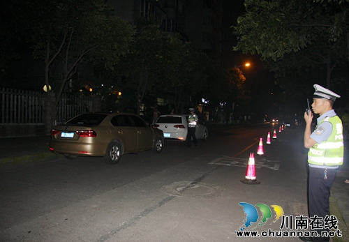 泸州市交警支队“高压”整治夜间车辆乱停放(图4) 泸州市交警支队“高压”整治夜间车辆乱停放(图4)