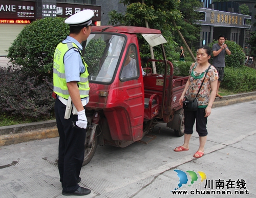 泸州市交警支队“高压”整治夜间车辆乱停放(图2) 泸州市交警支队“高压”整治夜间车辆乱停放(图2)