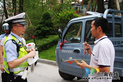 泸州市交警支队“高压”整治夜间车辆乱停放(图3) 泸州市交警支队“高压”整治夜间车辆乱停放(图3)