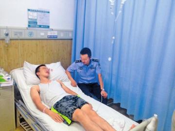 内江：警方茶楼抓吸毒人员&nbsp;辅警徒手夺刀被刺伤(图1)