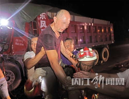 内江两车追尾 消防官兵用双肩“托救”伤员(图1) 内江两车追尾 消防官兵用双肩“托救”伤员(图1)