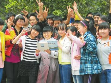 宜宾“拄拐教师”扎根山村学校29年(图1) 宜宾“拄拐教师”扎根山村学校29年(图1)