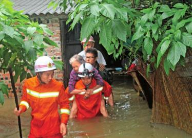 暴雨袭击内江&nbsp;消防官兵蹚水背出被困老人(图1)