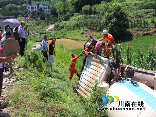 泸县太伏:货车侧翻困住司机 警民全力解救(图1) 泸县太伏:货车侧翻困住司机 警民全力解救(图1)