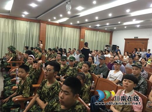 泸州：社区居民集体到法院“庭审”受教育(图1)