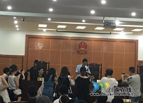 泸州：社区居民集体到法院“庭审”受教育(图2)
