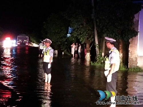 泸州：奋战在防汛救灾一线的龙城交警(图1)