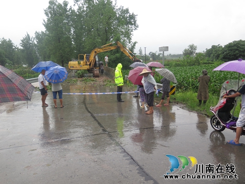 泸州：奋战在防汛救灾一线的龙城交警(图3)