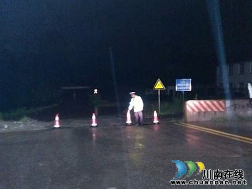 泸州：奋战在防汛救灾一线的龙城交警(图2)