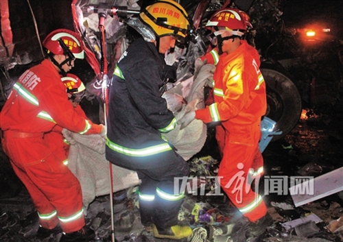 成自泸高速威远段:两货车死“咬”致1死3伤(图1) 成自泸高速威远段:两货车死“咬”致1死3伤(图1)