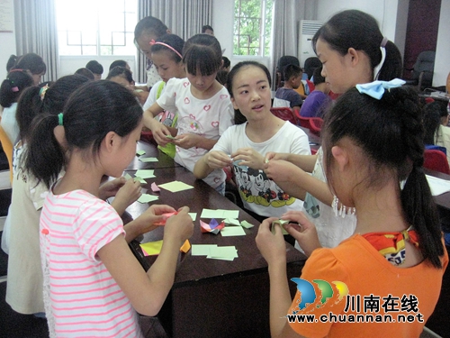 泸州:大学生“特色教学”助留守娃度快乐暑假(图1) 泸州:大学生“特色教学”助留守娃度快乐暑假(图1)