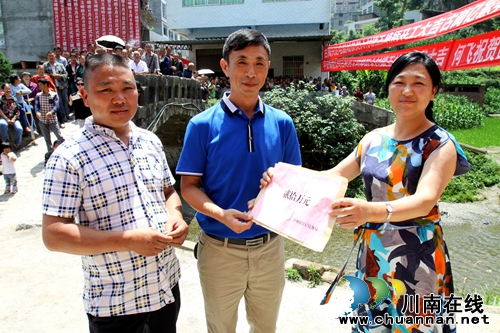 泸州市国税局倾情构筑脱贫致富“立交桥”(图2)