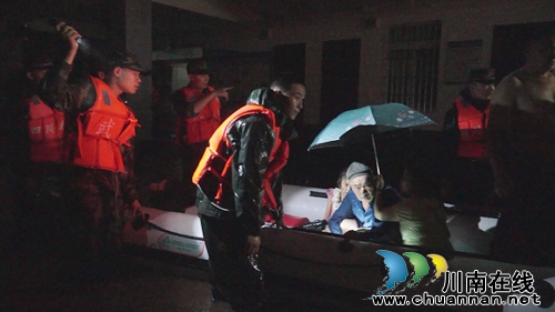 暴雨中&nbsp;武警泸州市支队百名官兵在行动(图1)