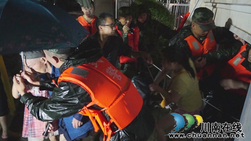 暴雨中&nbsp;武警泸州市支队百名官兵在行动(图3)
