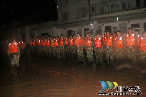 暴雨中&nbsp;武警泸州市支队百名官兵在行动(图5)